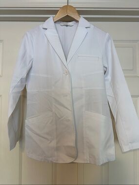 Medelita Women’s White Short Lab Coat